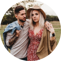 Pareja abrazándose al aire libre, vestida con ropa casual, lista para una aventura en Islandia.