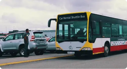 Autobús de traslado de alquiler de coches en el Aeropuerto KEF, ofreciendo transporte gratuito para que los viajeros comiencen su aventura por Islandia.