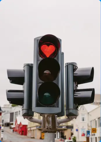 Semáforo en forma de corazón en Islandia – Un toque de encanto en los momentos cotidianos