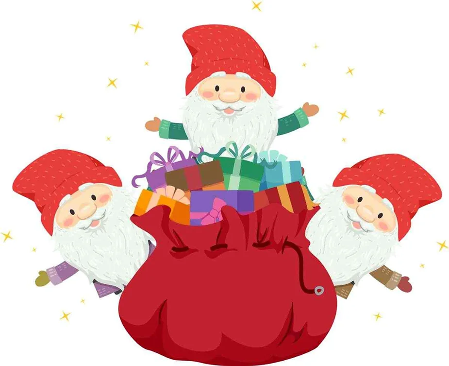 Una alegre ilustraci&oacute;n de tres gnomos navide&ntilde;os con barbas blancas y sombreros rojos, rodeando un gran saco rojo lleno de regalos coloridos, con estrellas brillantes en el fondo.