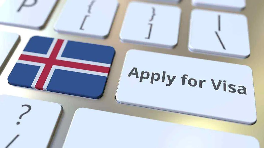 Un teclado de computadora con una tecla que muestra la bandera de Islandia y otra tecla etiquetada 