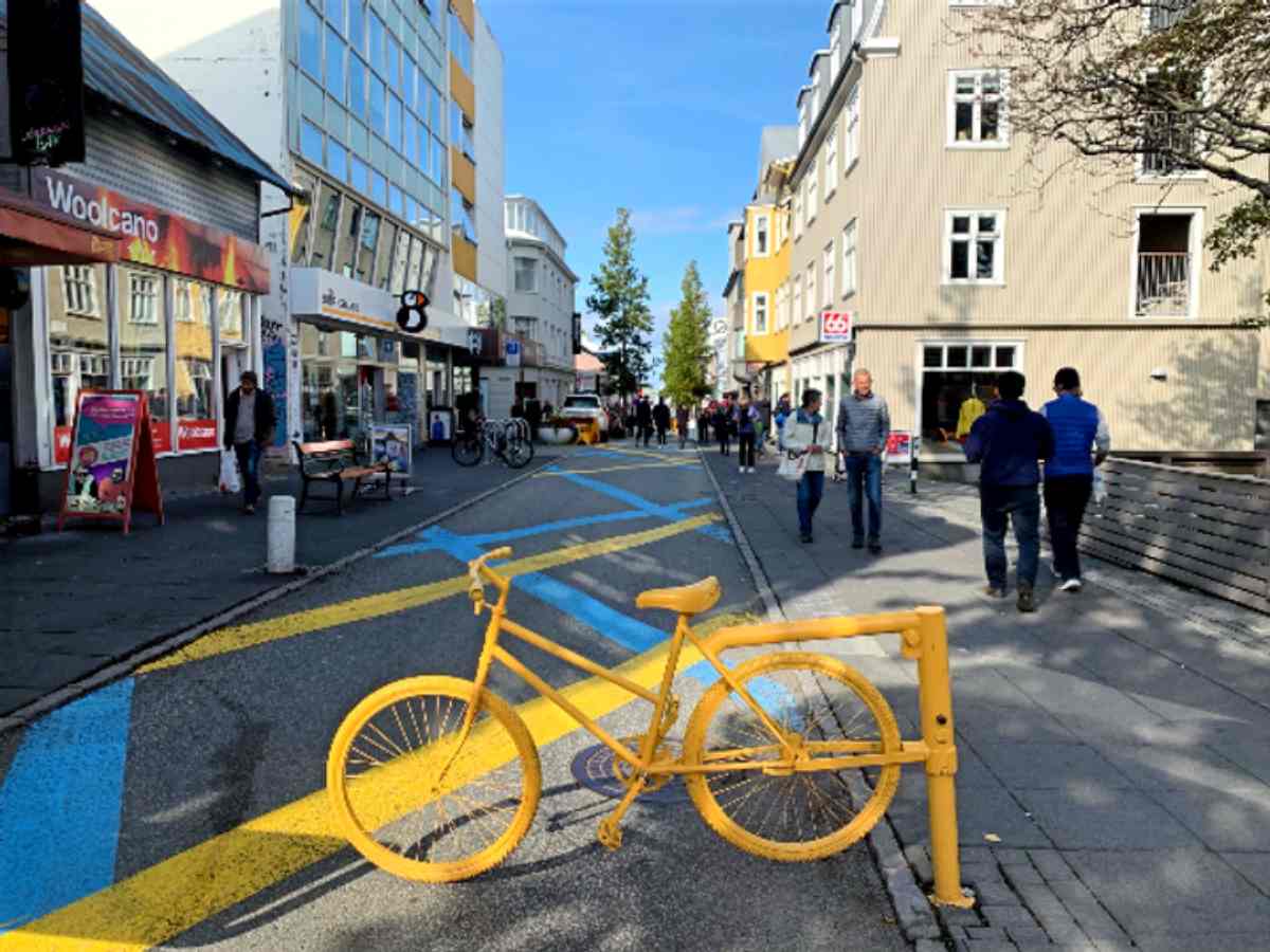 Turistas caminando por la calle Laugavegur - Gu&iacute;a para irse de compras en Islandia