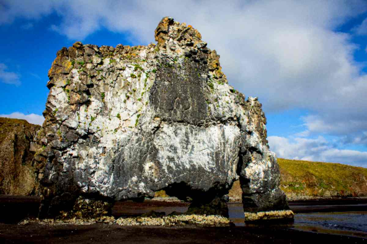 Vista lateral de Roca Elefante - La maravilla volcánica de Islandia