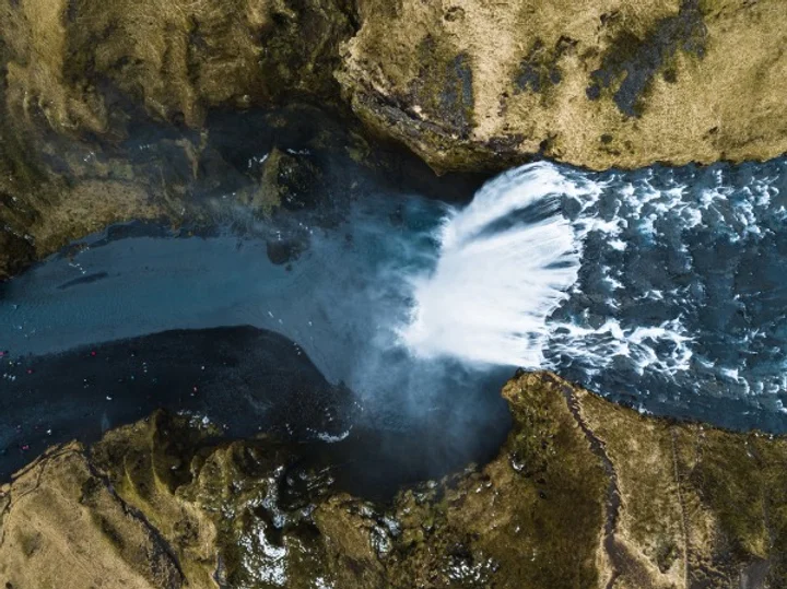 Ca&iacute;da de la cascada Haifoss - La hipnotizante cascada de las tierras altas de Islandia 