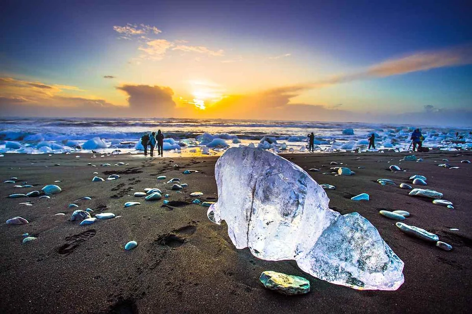 Iceberg varado en la playa de Diamantes de Islandia