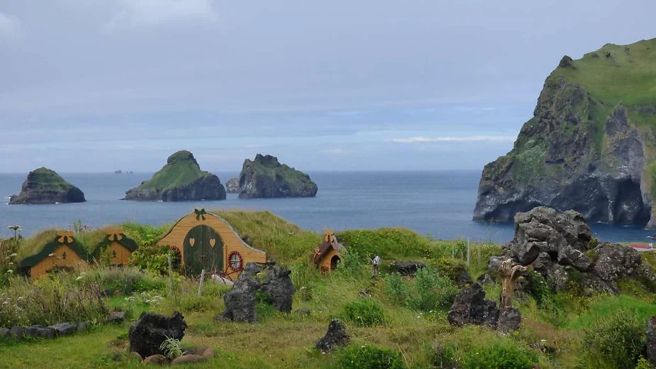 Peque&ntilde;a villa de elfos islandeses junto al mar
