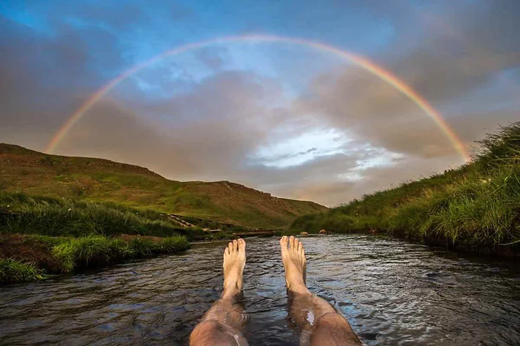 Arco iris sobre el rio geotermal islandés