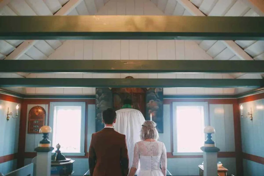 Pareja casandose en Islandia