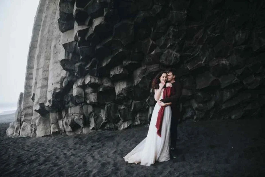 Boda en Islandia en playa de arena negra