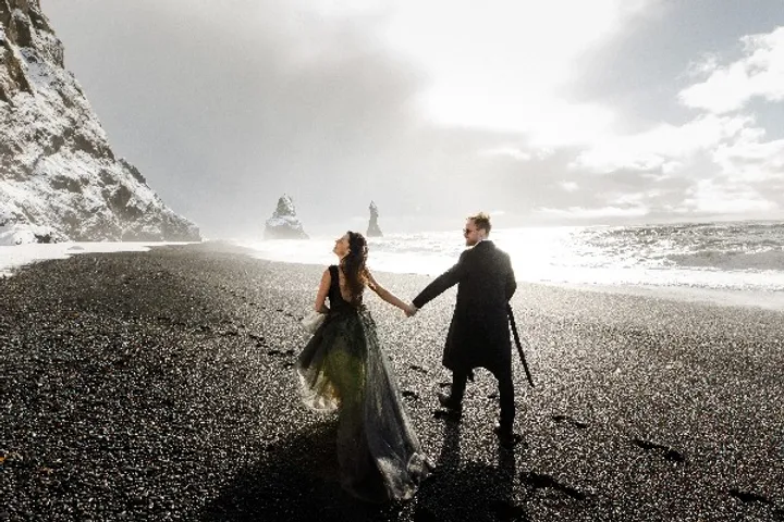 Pareja disfrutando de su luna de miel en Islandia