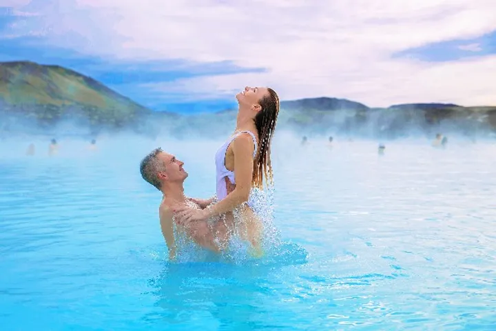Pareja disfrutando en el Blue Lagoon de Islandia