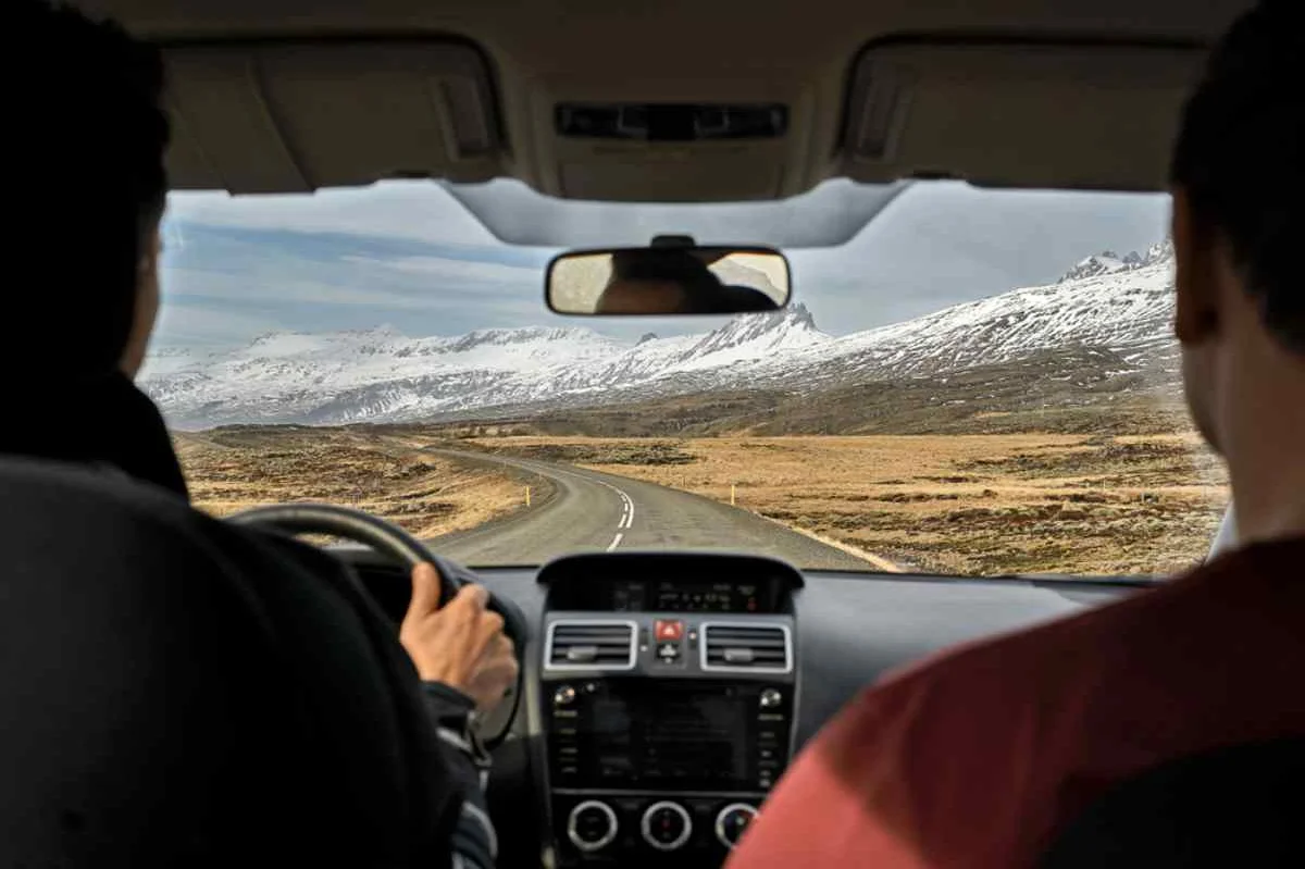 Conductores llevando un suv en Islandia
