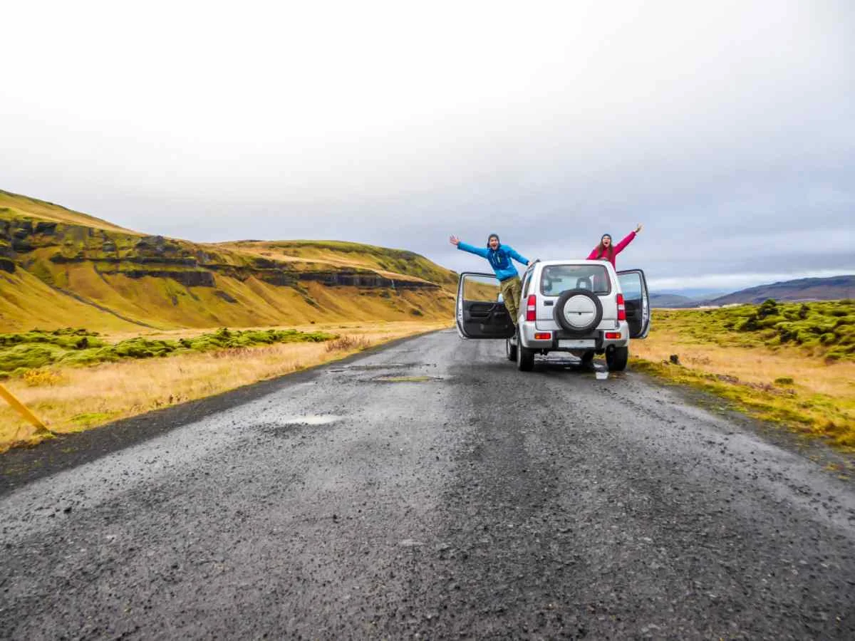 Pareja en un 4x4 en Islandia