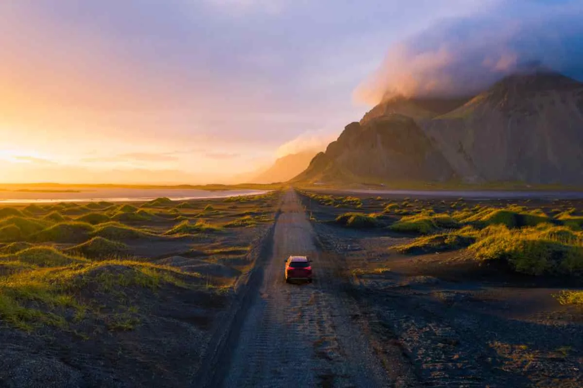 SUV por las carreteras de Islandia