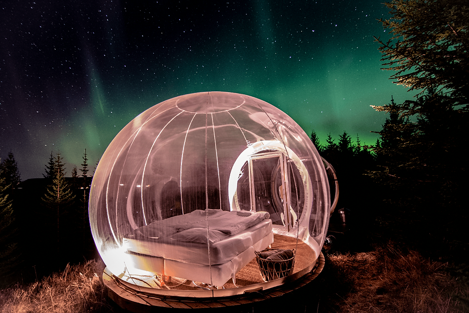 Hotel burbuja con las auroras boreales de fondo