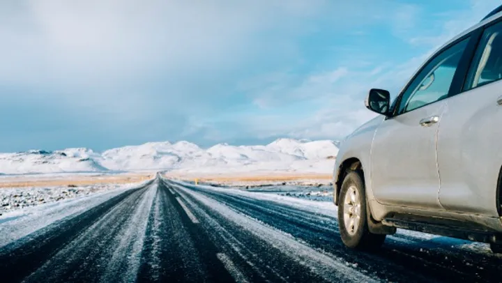 Coche de alquiler barato por carretera nevada de Islandia - Una de las razones para visitar Islandia en temporada baja