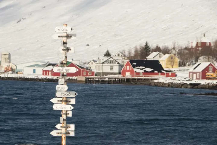 Vista panorámica de Eskifjordur nevada, una de las razones para visitar Islandia en temporada baja