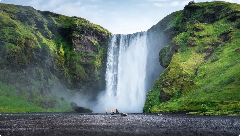 Vista aérea de la impresionante costa de Islandia y sus sinuosas carreteras, destacando los vastos paisajes accesibles con un coche de alquiler a lo largo de la Ruta Circular (Ring Road).