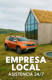SUV Dacia Duster naranja aparcado junto a una moderna cabaña con techo de césped en el campo islandés, promocionando el alquiler de coches local con atención 24/7 de Cars Iceland.