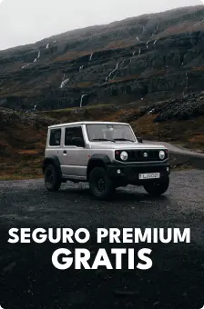 SUV Suzuki Jimny plateado aparcado en una carretera de montaña en Islandia, destacando el seguro premium gratuito incluido en los alquileres de Cars Iceland.
