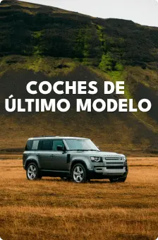 Nuevo Land Rover Defender aparcado en un paisaje abierto de Islandia, promocionando los modelos de coche más recientes disponibles en Cars Iceland.