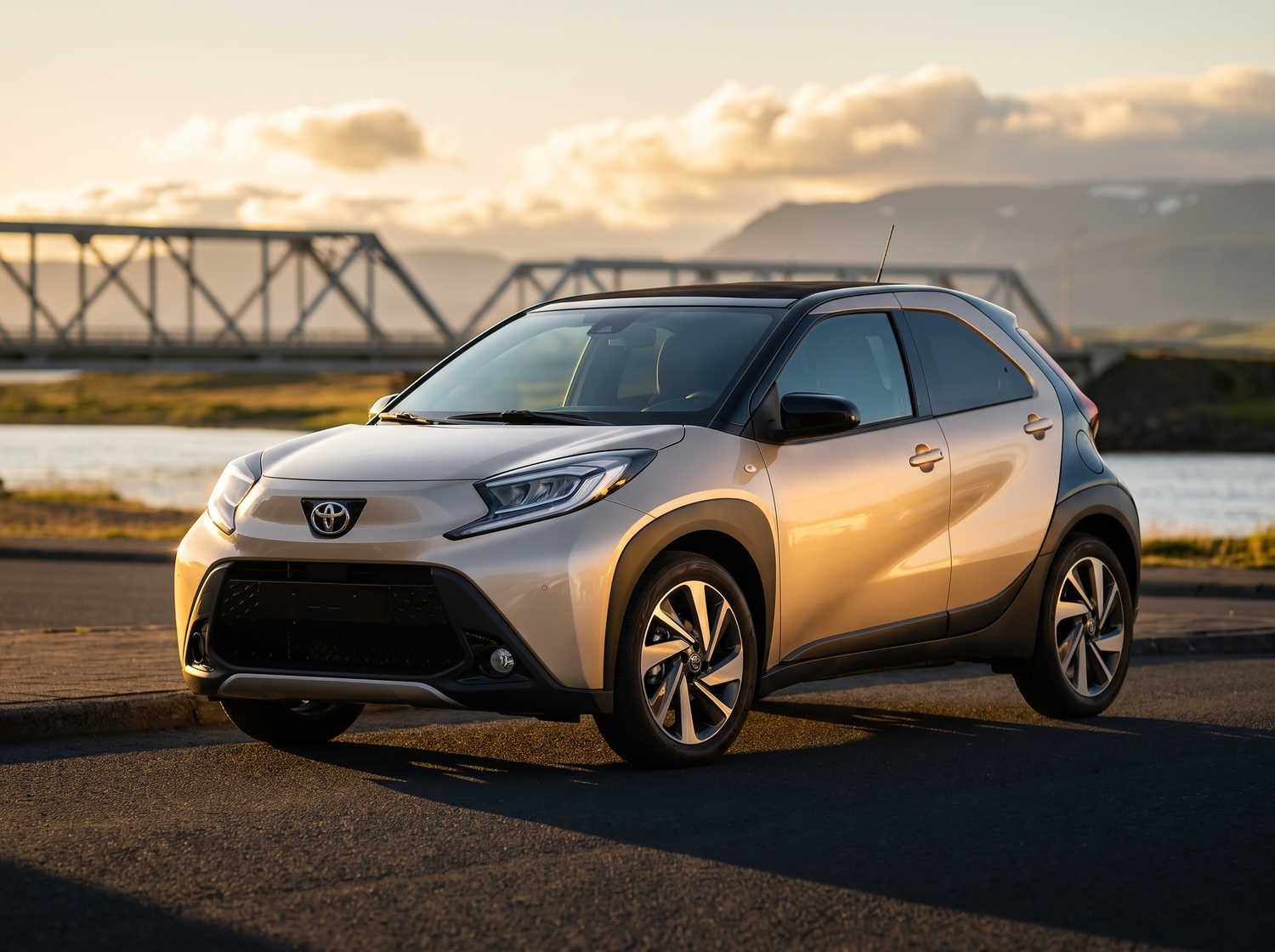 Toyota Aygo naranja vibrante con transmisión automática, ideal para 4 pasajeros, compacto y eficiente para recorrer ciudades islandesas.