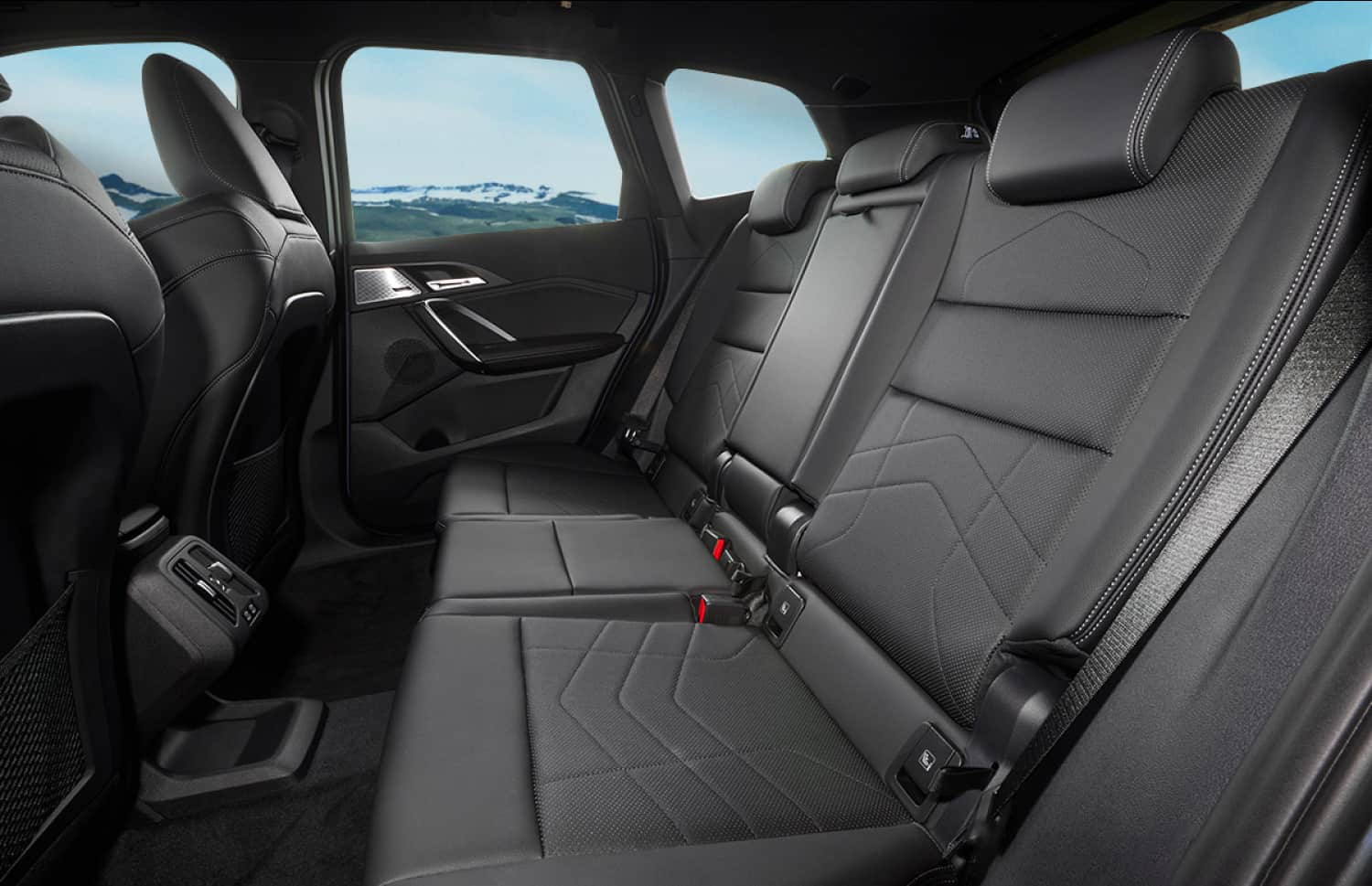 BMW X1. Un elegante vehículo de alquiler para calles urbanas y caminos de grava en Islandia, que ofrece eficiencia en el consumo de combustible y comodidad para quienes exploran los diversos paisajes islandeses.