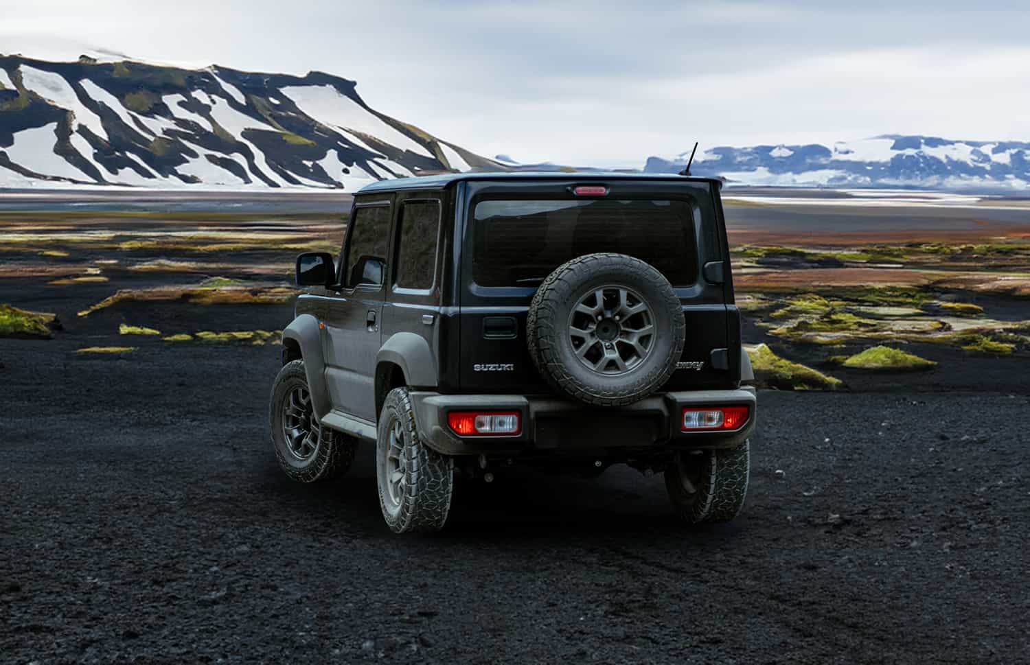 Suzuki Jimny. Este SUV compacto en Islandia está diseñado para explorar terrenos difíciles y áreas remotas con facilidad, ofreciendo una emocionante experiencia todoterreno en las desafiantes rutas F de Islandia.