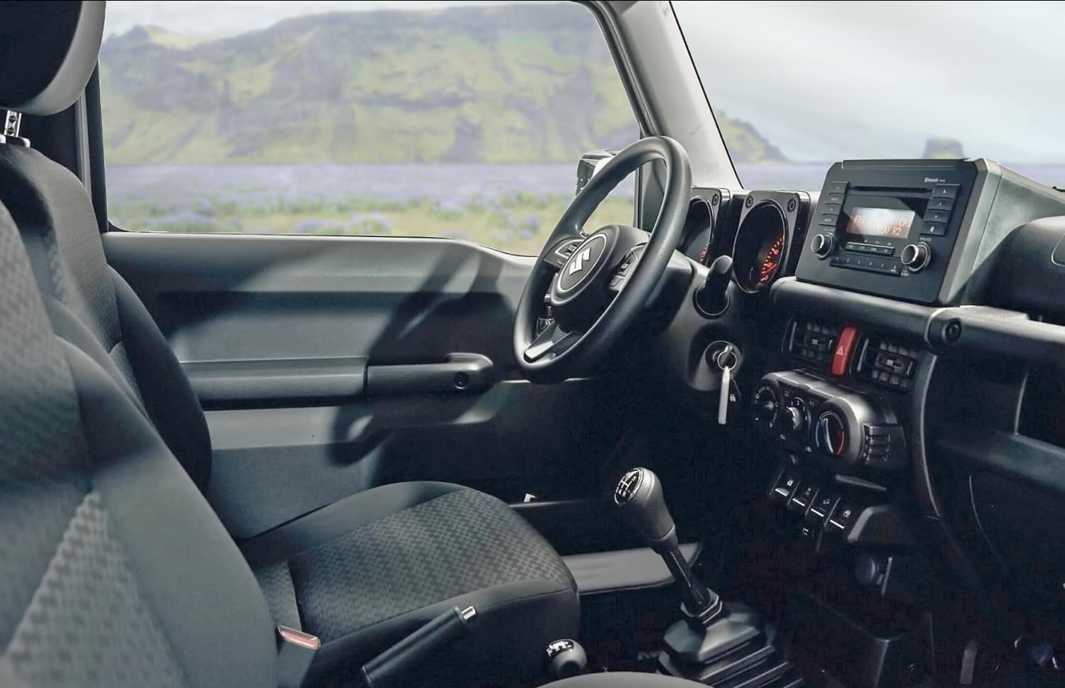 Suzuki Jimny. Este SUV compacto en Islandia está diseñado para explorar terrenos difíciles y áreas remotas con facilidad, ofreciendo una emocionante experiencia todoterreno en las desafiantes rutas F de Islandia.