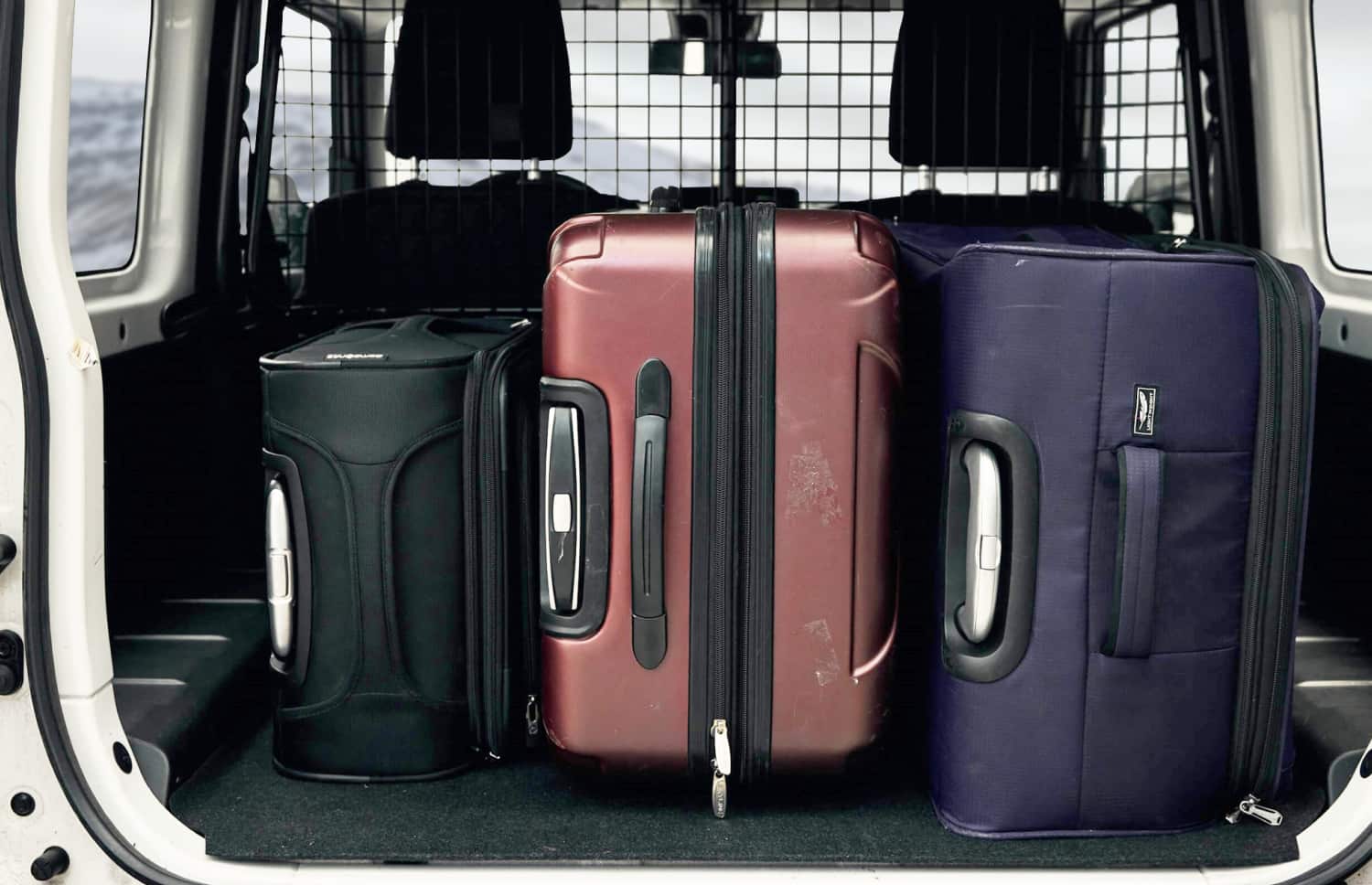 Suzuki Jimny. Este SUV compacto en Islandia está diseñado para explorar terrenos difíciles y áreas remotas con facilidad, ofreciendo una emocionante experiencia todoterreno en las desafiantes rutas F de Islandia.