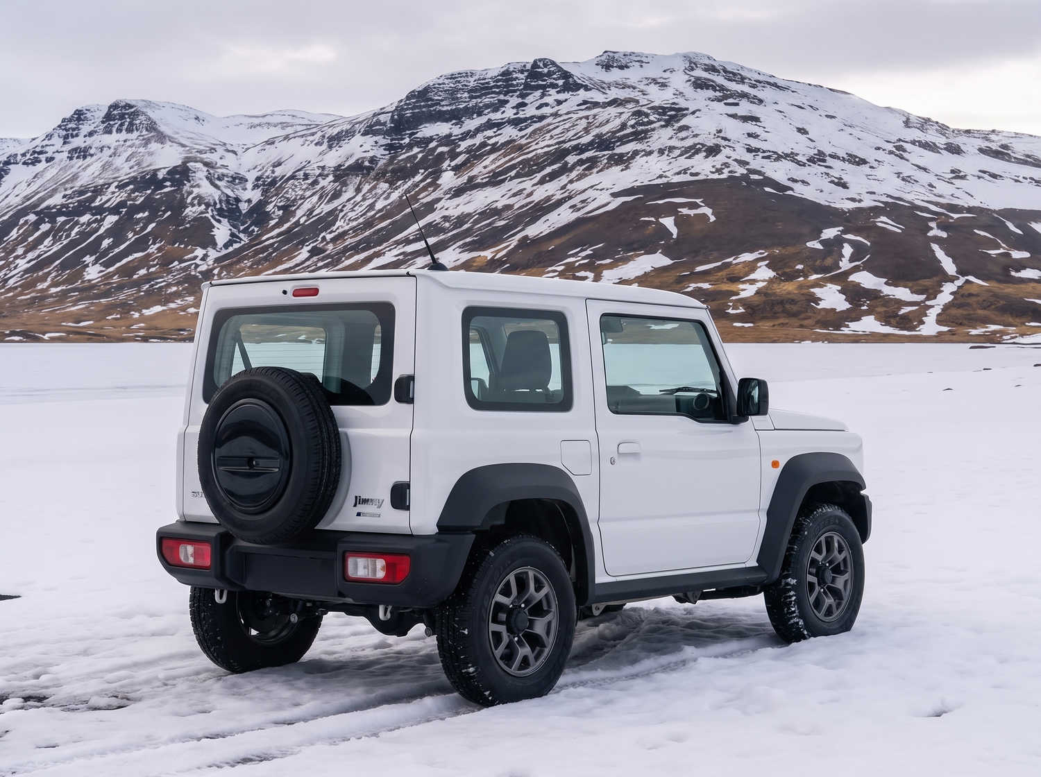 Suzuki Jimny. Este SUV compacto en Islandia está diseñado para explorar terrenos difíciles y áreas remotas con facilidad, ofreciendo una emocionante experiencia todoterreno en las desafiantes rutas F de Islandia.