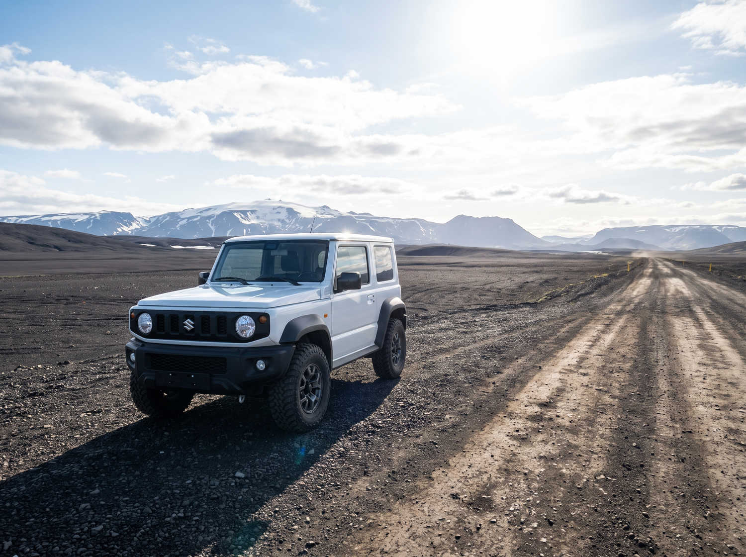 Suzuki Jimny. Este SUV compacto en Islandia está diseñado para explorar terrenos difíciles y áreas remotas con facilidad, ofreciendo una emocionante experiencia todoterreno en las desafiantes rutas F de Islandia.