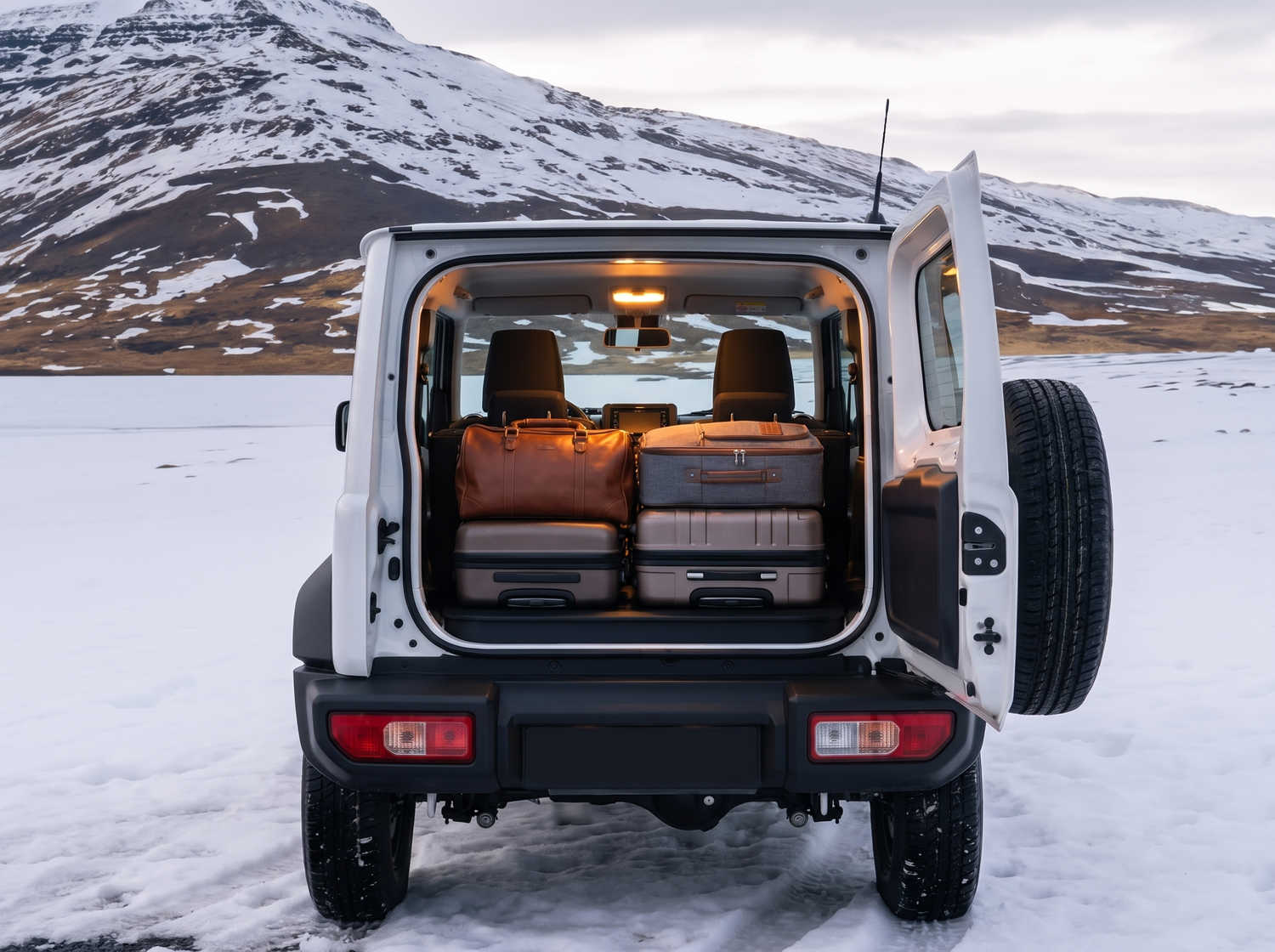 Suzuki Jimny. Este SUV compacto en Islandia está diseñado para explorar terrenos difíciles y áreas remotas con facilidad, ofreciendo una emocionante experiencia todoterreno en las desafiantes rutas F de Islandia.