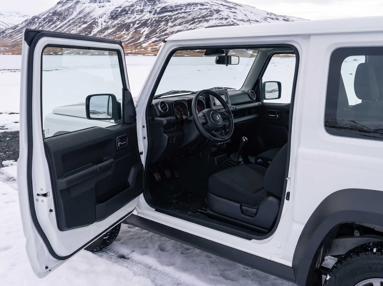 Suzuki Jimny. Este SUV compacto en Islandia está diseñado para explorar terrenos difíciles y áreas remotas con facilidad, ofreciendo una emocionante experiencia todoterreno en las desafiantes rutas F de Islandia.