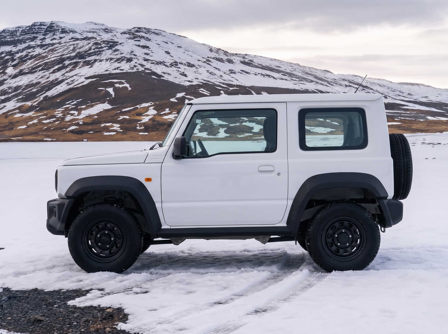 Suzuki Jimny. Este SUV compacto en Islandia está diseñado para explorar terrenos difíciles y áreas remotas con facilidad, ofreciendo una emocionante experiencia todoterreno en las desafiantes rutas F de Islandia.