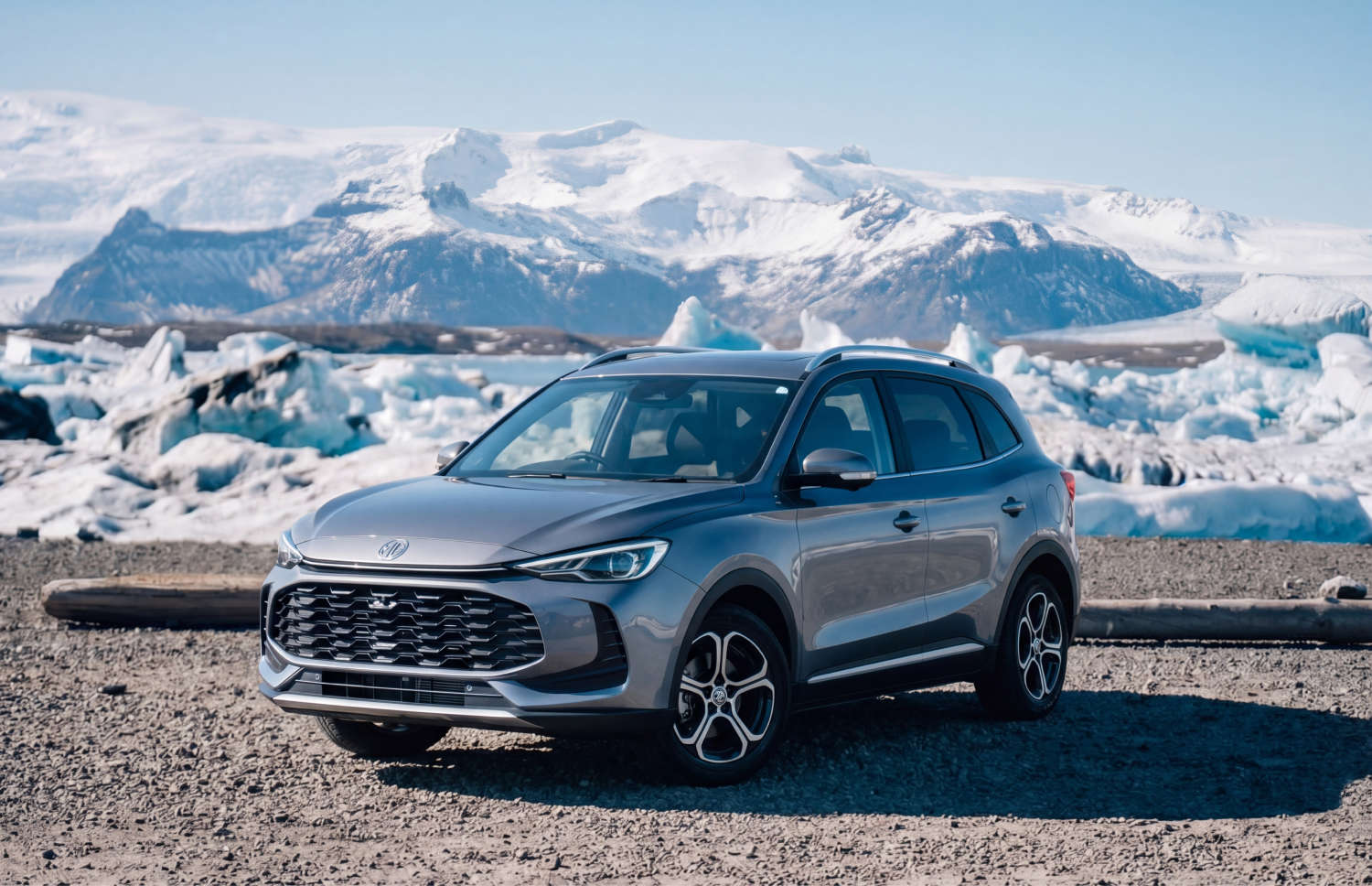 MG ZS . Alquila este SUV en Islandia para una conducción suave en la carretera de circunvalación y calles urbanas, con kilometraje ilimitado y tracción delantera para diversos terrenos.