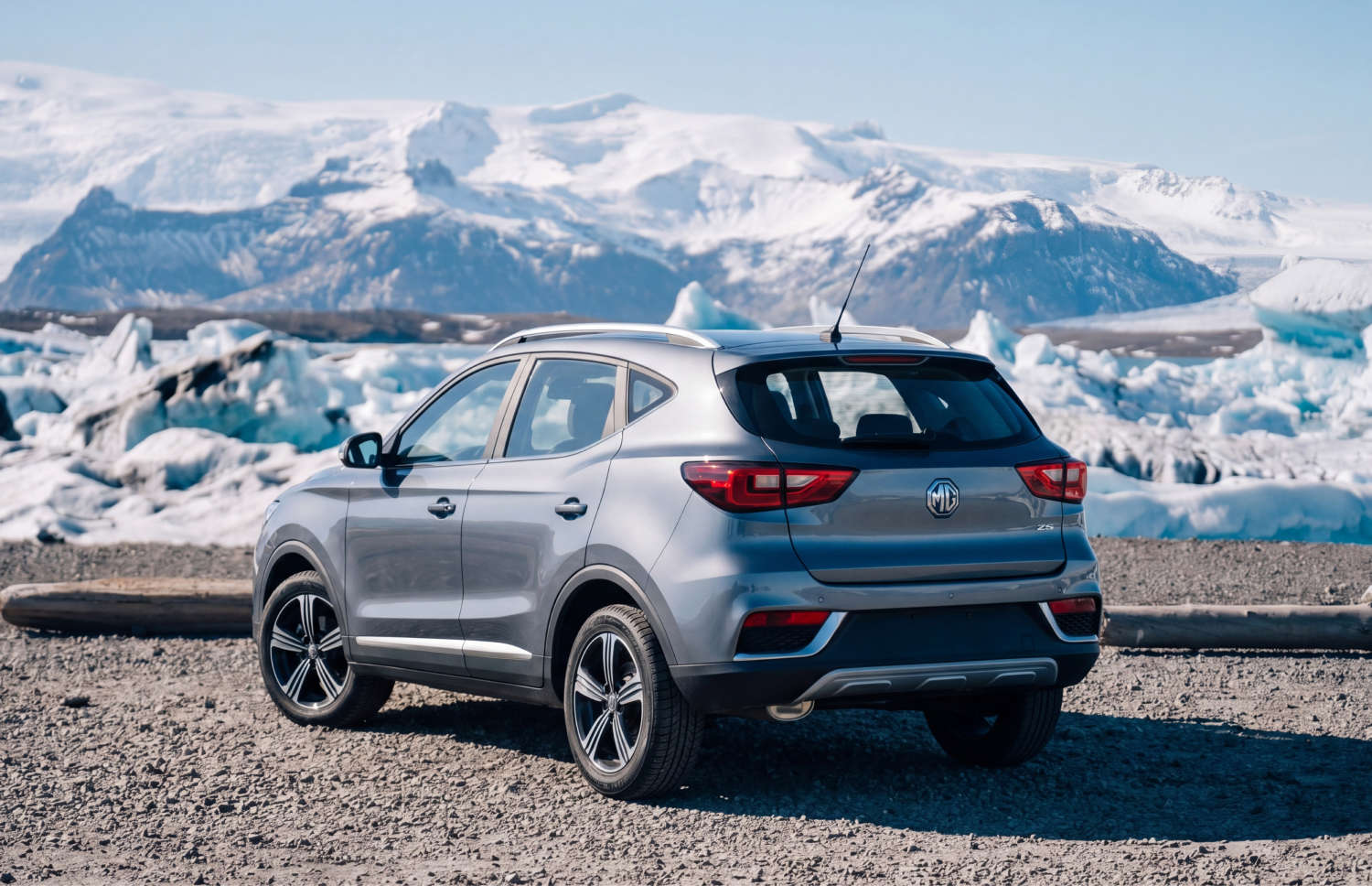 MG ZS . Alquila este SUV en Islandia para una conducción suave en la carretera de circunvalación y calles urbanas, con kilometraje ilimitado y tracción delantera para diversos terrenos.