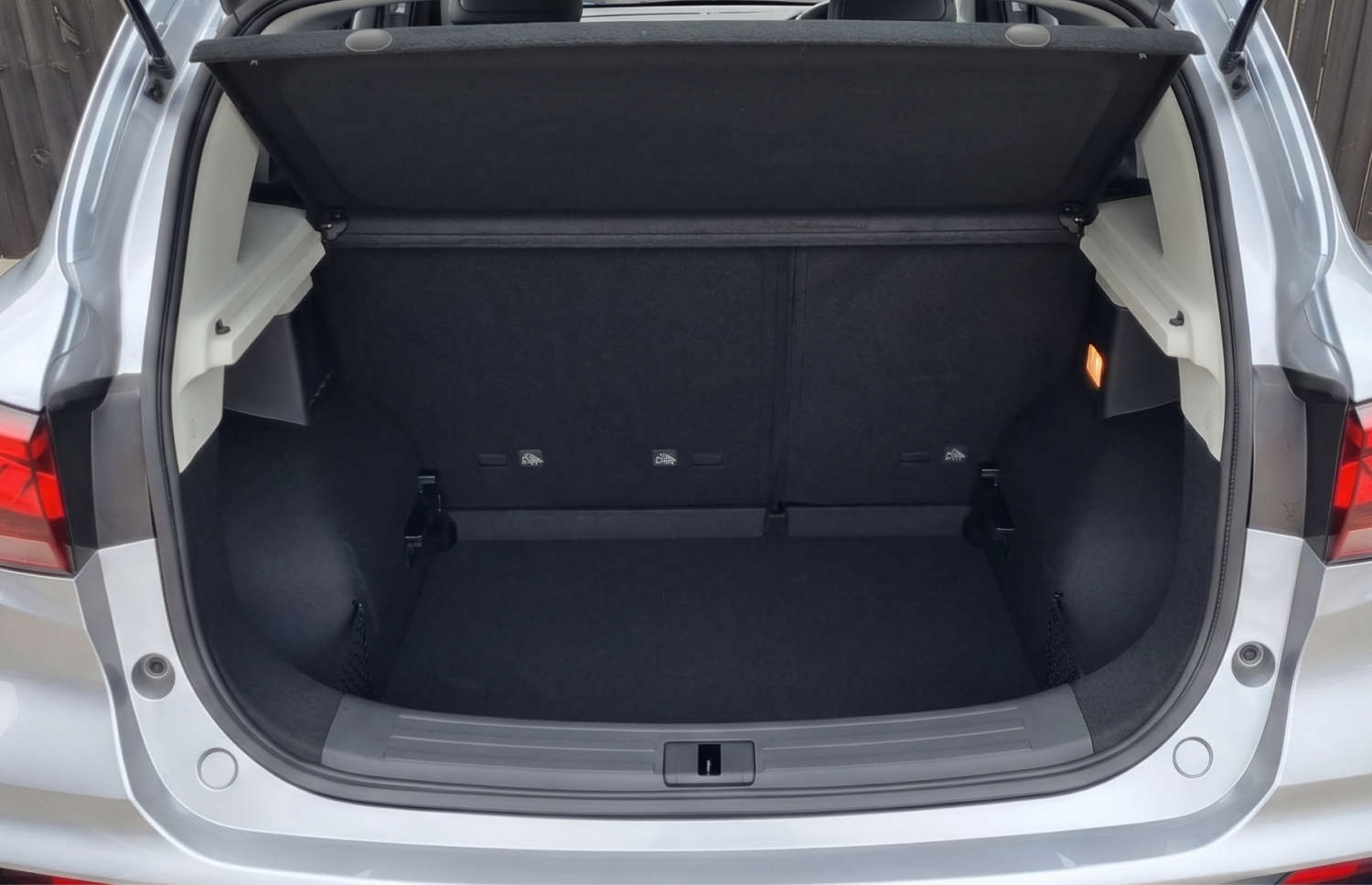 MG ZS . Alquila este SUV en Islandia para una conducción suave en la carretera de circunvalación y calles urbanas, con kilometraje ilimitado y tracción delantera para diversos terrenos.