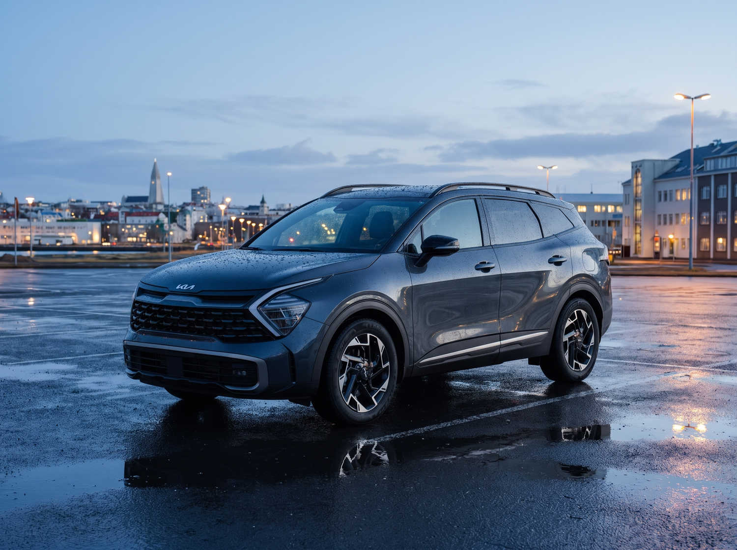 Kia Sportage. Un vehículo de alquiler espacioso en Islandia, diseñado para afrontar el clima islandés y recorrer caminos de grava con comodidad, ofreciendo amplio espacio para pasajeros y equipaje.