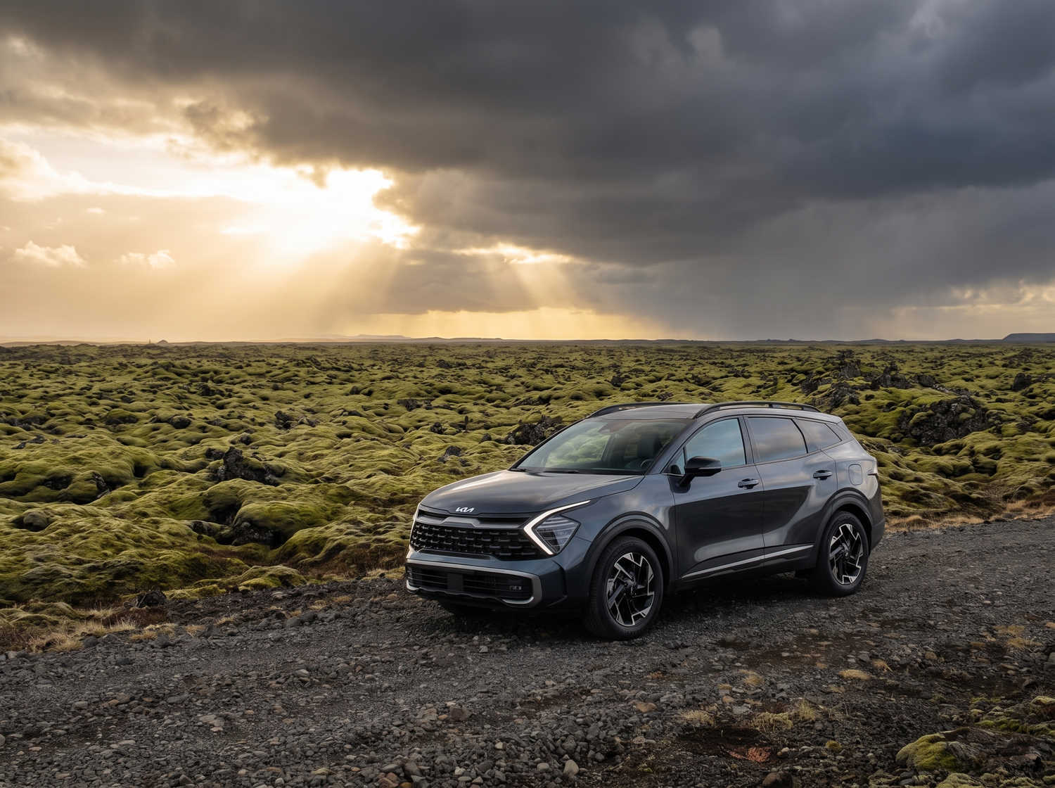 Kia Sportage. Un vehículo de alquiler espacioso en Islandia, diseñado para afrontar el clima islandés y recorrer caminos de grava con comodidad, ofreciendo amplio espacio para pasajeros y equipaje.