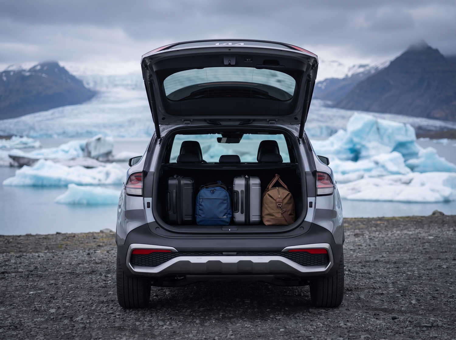 Kia Sportage. Un vehículo de alquiler espacioso en Islandia, diseñado para afrontar el clima islandés y recorrer caminos de grava con comodidad, ofreciendo amplio espacio para pasajeros y equipaje.