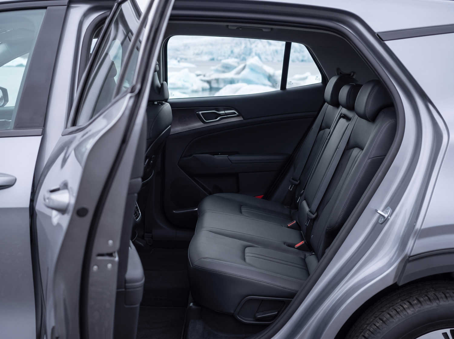 Kia Sportage. Un vehículo de alquiler espacioso en Islandia, diseñado para afrontar el clima islandés y recorrer caminos de grava con comodidad, ofreciendo amplio espacio para pasajeros y equipaje.