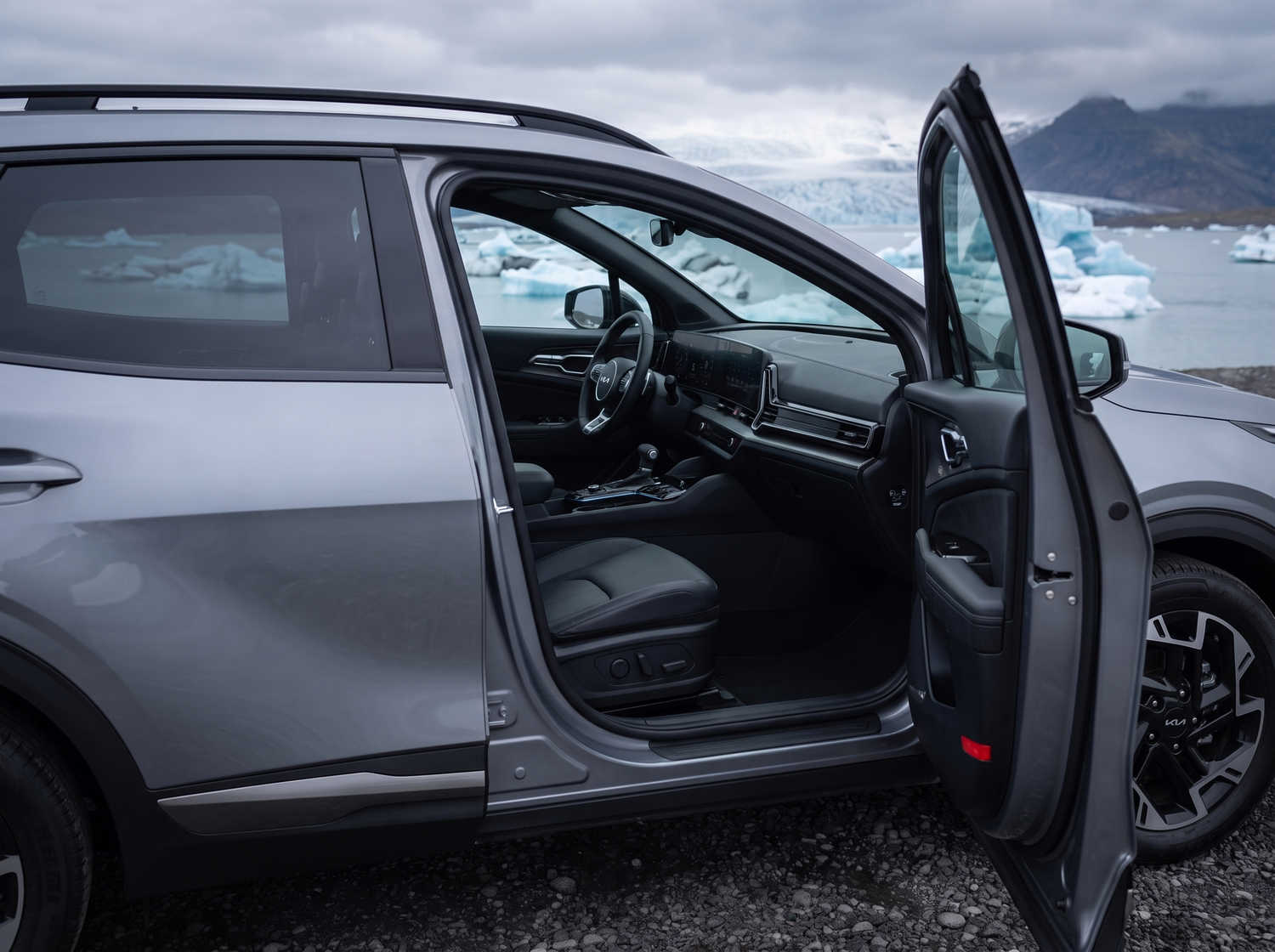 Kia Sportage. Un vehículo de alquiler espacioso en Islandia, diseñado para afrontar el clima islandés y recorrer caminos de grava con comodidad, ofreciendo amplio espacio para pasajeros y equipaje.