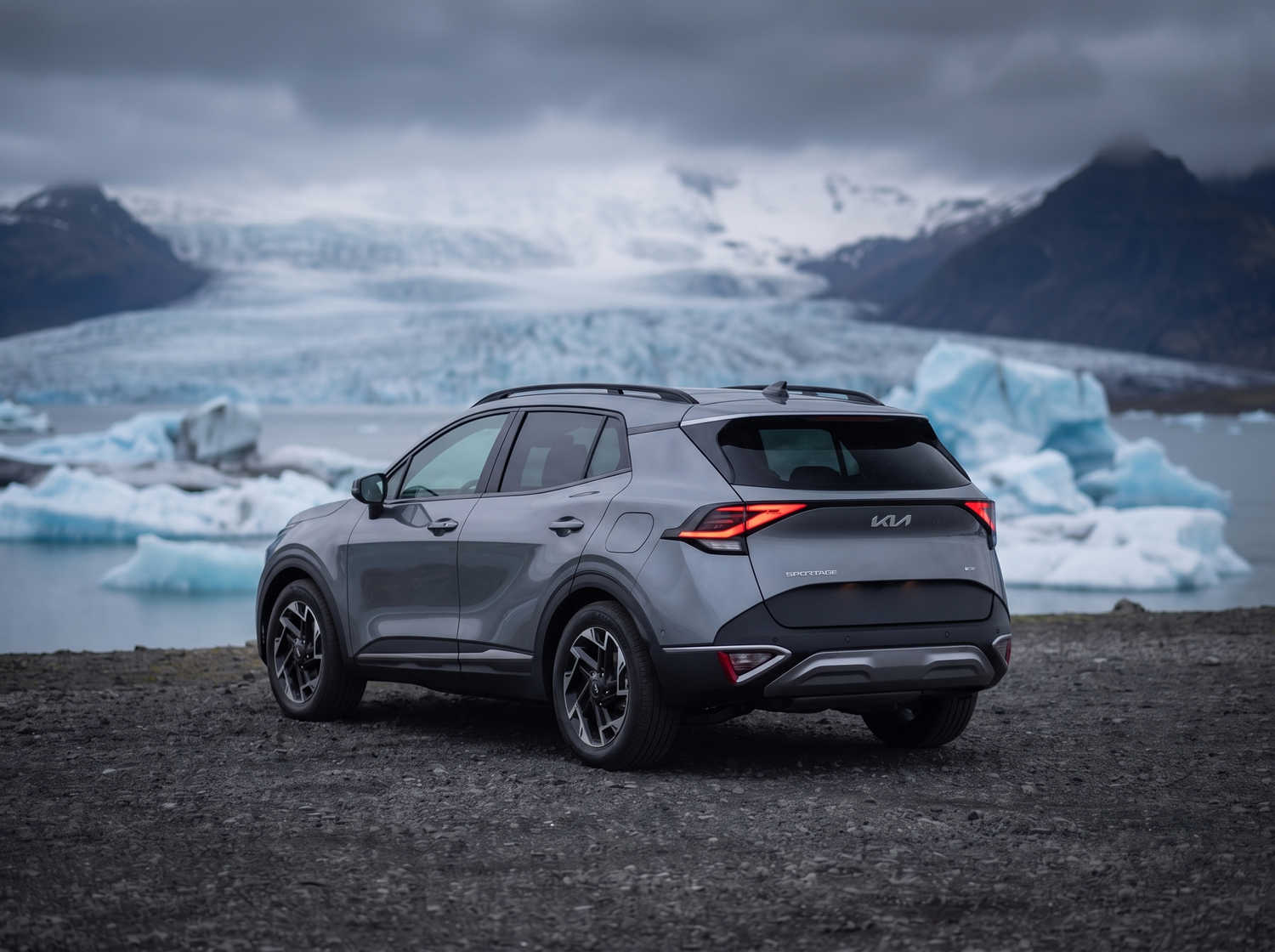 Kia Sportage. Un vehículo de alquiler espacioso en Islandia, diseñado para afrontar el clima islandés y recorrer caminos de grava con comodidad, ofreciendo amplio espacio para pasajeros y equipaje.