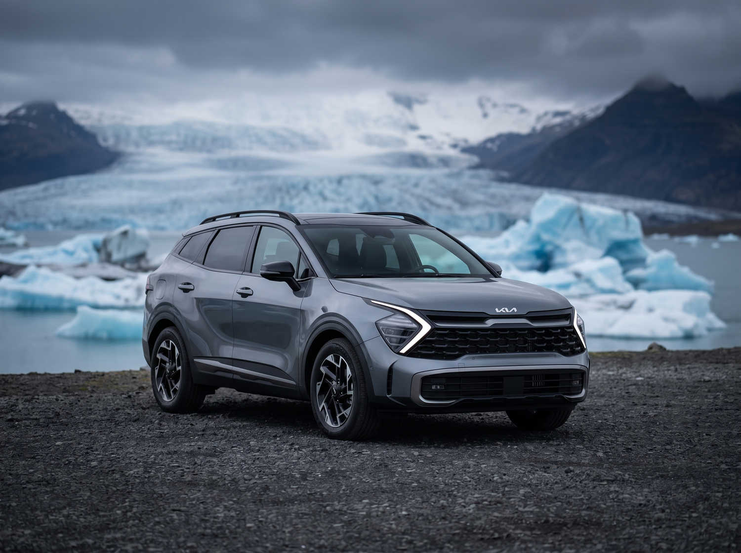 Kia Sportage. Un vehículo de alquiler espacioso en Islandia, diseñado para afrontar el clima islandés y recorrer caminos de grava con comodidad, ofreciendo amplio espacio para pasajeros y equipaje.