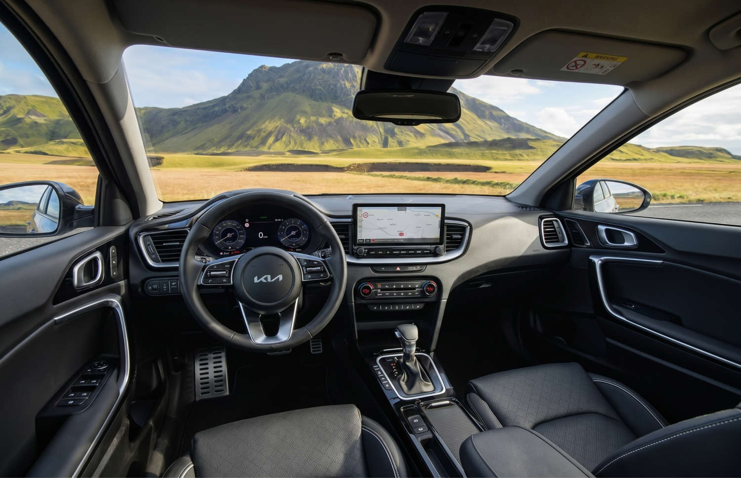 Kia XCeed crossover amarillo brillante con transmisión automática, GPS, cámara de reversa y asientos calefactables; capacidad para 5 personas y 2 maletas, ideal para viajar por Islandia.