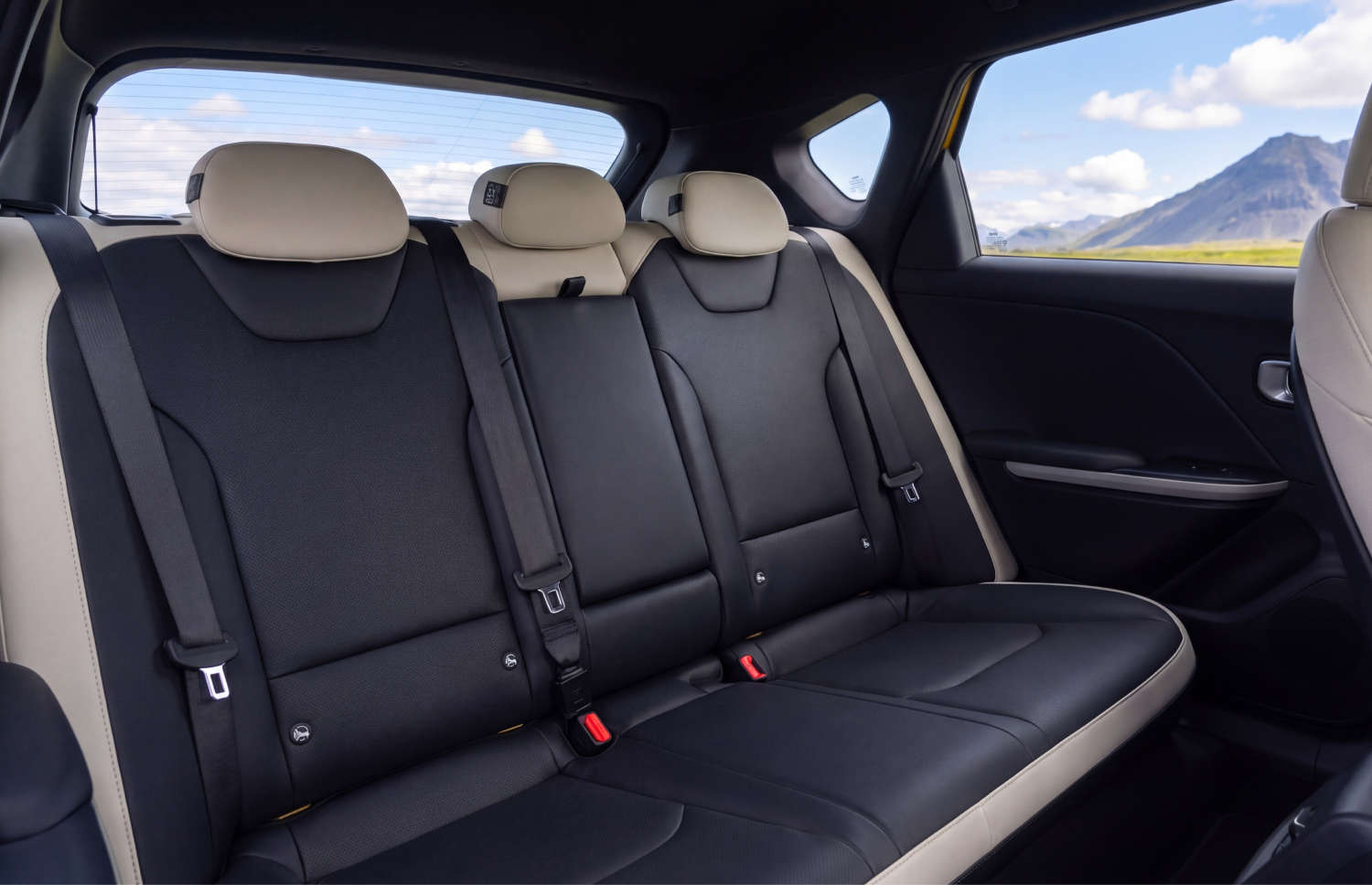 Kia XCeed crossover amarillo brillante con transmisión automática, GPS, cámara de reversa y asientos calefactables; capacidad para 5 personas y 2 maletas, ideal para viajar por Islandia.