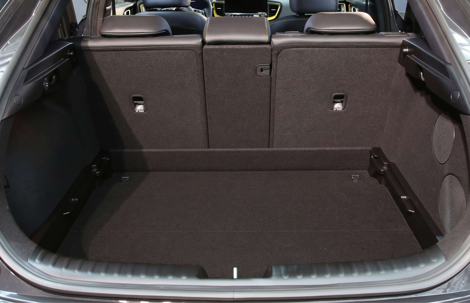 Kia XCeed crossover amarillo brillante con transmisión automática, GPS, cámara de reversa y asientos calefactables; capacidad para 5 personas y 2 maletas, ideal para viajar por Islandia.