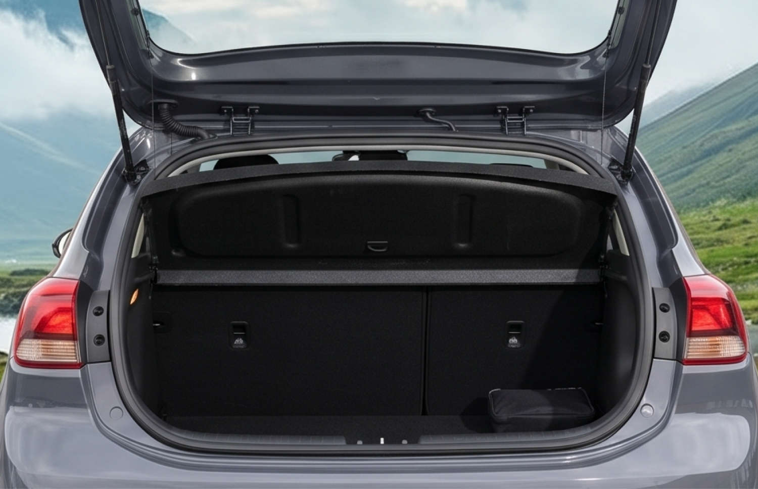 Kia Rio azul con transmisión manual, GPS, cámara de reversa y espacio para 5 pasajeros y 2 maletas, ideal para viajes por carretera en Islandia.