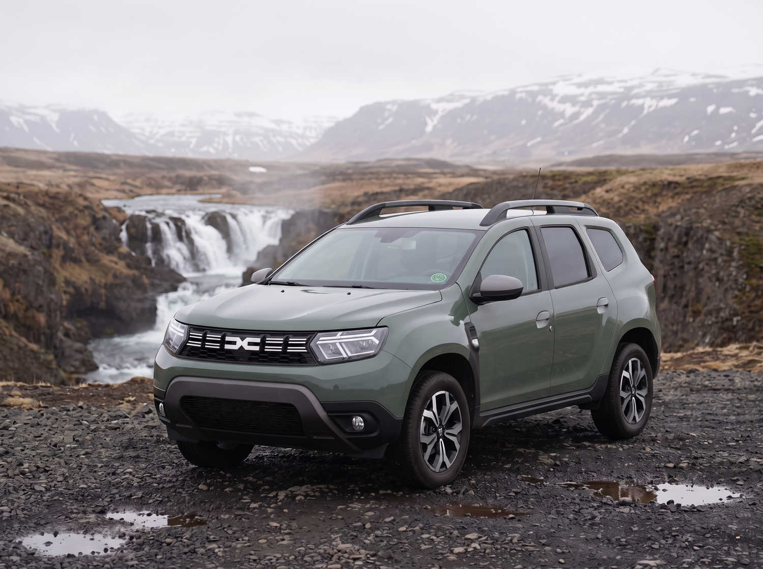 Dacia Duster. Un vehículo de alquiler fiable en Islandia, diseñado para conducir fuera de carretera y en caminos de grava, ideal para explorar áreas remotas y enfrentar las condiciones climáticas islandesas.